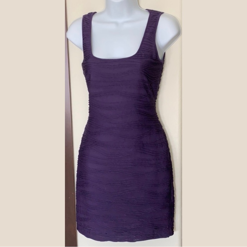 Guess pleaded, fitted dress in plum. Size 0.